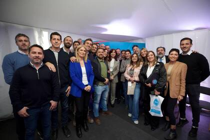 Cristina Kirchner junto a dirigentes el viernes en Merlo; entre ellos, algo tapado, Axel Kicillof