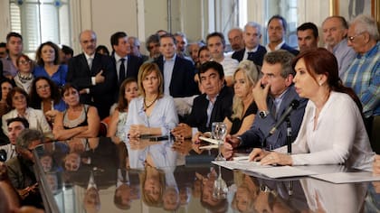 Cristina Kirchner junto a los kirchneristas que aparecieron en Diputados para mostrarle su apoyo
