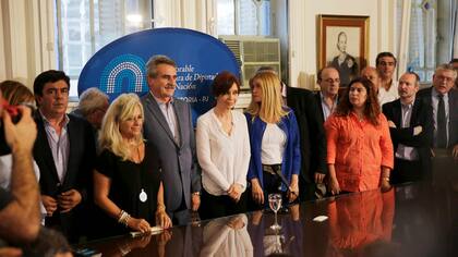 Cristina Kirchner junto a los kirchneristas que aparecieron en Diputados para mostrarle su apoyo