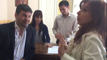 Cristina Kirchner junto a Marcelo Bersanelli mientras realizaban una presentación solicitada por el juez federal Claudio Bonadio