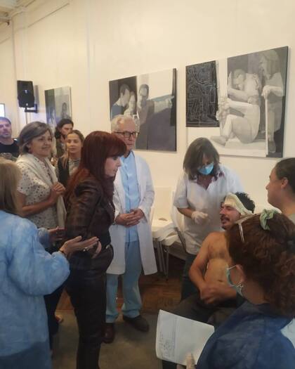 Cristina Kirchner junto a Nicolás Caropresi, cuando lo atendieron en el Instituto Patria luego de ser herido por las fuerzas federales en una protesta de jubilados