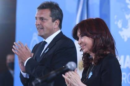 Cristina Kirchner junto a Sergio Massa en el acto por Malvinas.