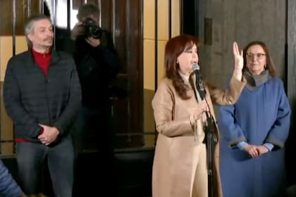 Cristina Kirchner junto a su hijo Máximo y su cuñada Alicia