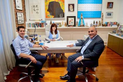 Cristina Kirchner junto a Wado de Pedro y Juan Manzur en el Instituto Patria, en el momento en que hablaba Kicillof