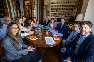 Quiénes son los nueve economistas que visitaron juntos a Cristina Kirchner en su prisión domiciliaria