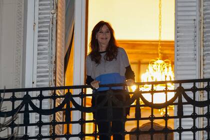 Cristina Kirchner, la última vez que salió al balcón de su departamento de San José 1111