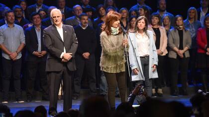 Cristina Kirchner, durante la campaña de 2017, junto a Jorge Taiana y Fernanda Vallejos