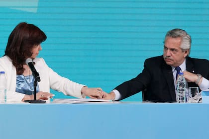 Cristina Kirchner le exigió a Alberto Fernández mayores componentes nacionales en la obra del gasoducto. Fue el viernes 3 de junio en el acto por los 100 años de YPF. 