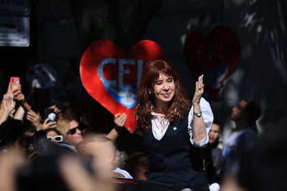 Cristina Kirchner llega a su domicilio en Constitución tras declarar en los tribunales de Comodoro Py