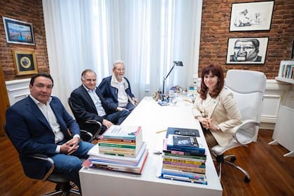 Cristina Kirchner mantuvo hoy una reunión con Andrés Watson, Julio Pereyra y Carlos Kunkel.