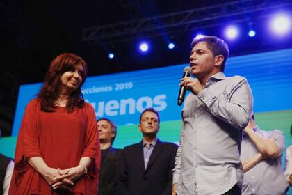Cristina Kirchner mira a Axel Kicillof mientras da su discurso