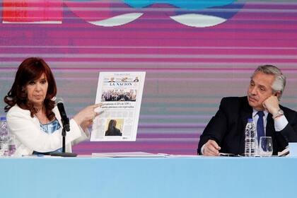 Cristina Kirchner mostró los diarios que reflejaban la estatización del 51% de YPF; Fernández, en aquel 2012, era un abierto opositor al gobierno kirchnerista