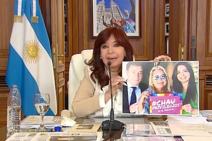 Cristina Kirchner muestra una foto de "Pepín" Rodríguez Simón, Elisa Carrió y Mariana Zuvic