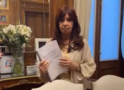 Cristina Kirchner posa con el informe que entregó a la comisión de expertas de la OEA