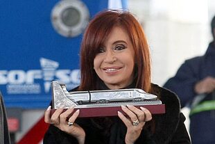Cristina Kirchner en 2007, cuando presentó por cadena nacional los nuevos trenes de la línea San Martín