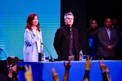 Cristina Kirchner aprovechó el éxito de "Sinceramente" para la campaña presidencial de 2019 y lo presentó en todo el país con el escritor Marcelo Figueras, al que se menciona como uno de los colaboradores en su redacción