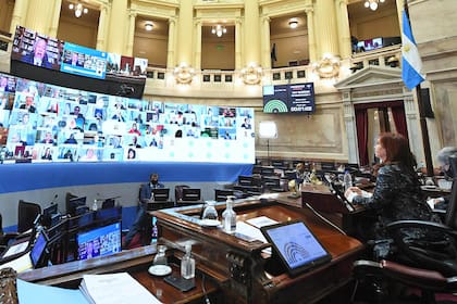 Cristina Kirchner, presidiendo una sesión remota del Senado; podría votarse allí la despenalización del aborto el 30 de diciembre