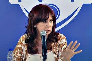 Cristina Kirchner, que volvió del Sur, habilitó diálogos para recuperar el control del Senado