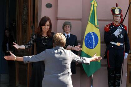 Cristina Kirchner recibió con un abrazo la llegada de Dilma Roussef a Casa Rosada