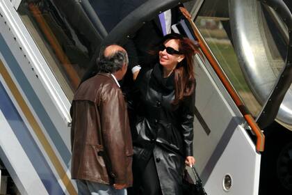 Cristina Kirchner regresó ayer de Cannes; la recibió Parrilli