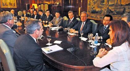 Cristina Kirchner, Ricardo Jaime (izq.) y Franco Macri (tercero de la derecha), en el anuncio con empresarios del grupo inversor Chery.