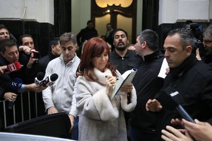 Cristina Kirchner, en la puerta del Instituto Patria