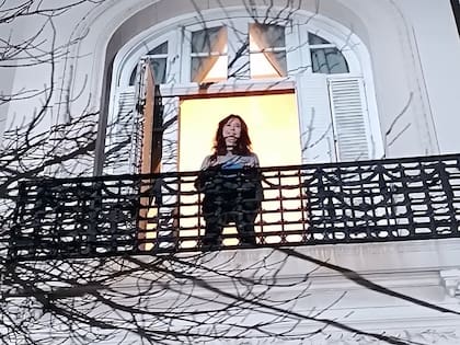 Cristina Kirchner salió al balcón a la saludar a la militancia que se convocó en la esquina de su casa