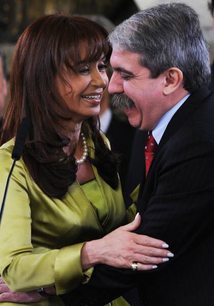 Cristina Kirchner saluda a Aníbal Fernández tras la jura del quilmeño como jefe de Gabinete, el 8 de julio de 2009