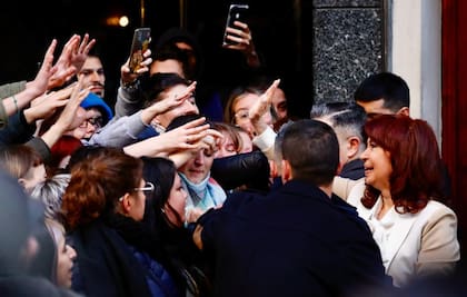 Cristina Kirchner saluda a la militancia en Recoleta 