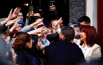 Cristina Kirchner saluda a la militancia en Recoleta