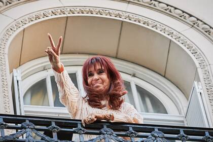 Cristina Kirchner saluda a la multitud desde el balcón de su departamento del barrio de Constitución