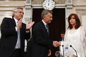 Cristina Kirchner saluda a Mauricio Macri, el 10 de dicembre de 2019, cuando ALberto fernández asumió con Presidente de la Argentina