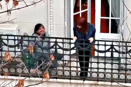 Cristina Kirchner saluda desde el balcón