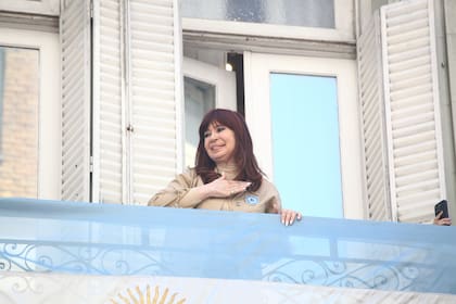 Cristina Kirchner saluda desde el balcón del Instituto Patria luego de la confirmación de su condena por parte de la Cámara de Casación Penal
