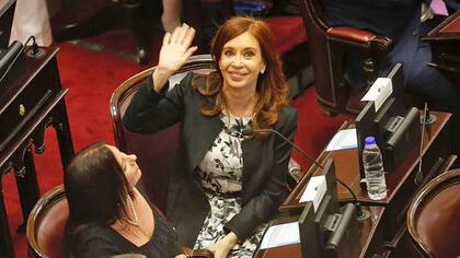 Cristina Kirchner saluda en el recinto antes del comienzo d la ceremonia