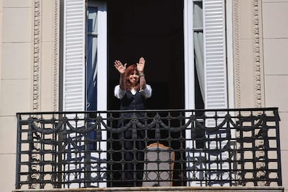 Cristina Kirchner saluda en su domicilio de detención