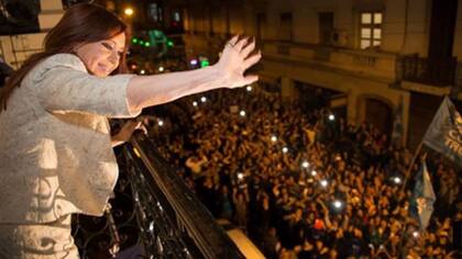 Cristina Kirchner, saludando a los militantes desde el balcón del Instituto Patria, antes de la llegada del coronavirus a la Argentina