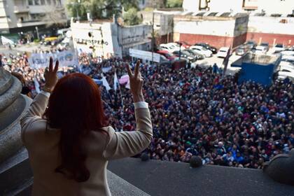 Cristina Kirchner saludó a la militancia tras hacer su descargo público en la causa Vialidad