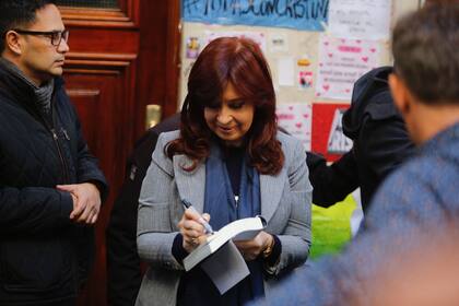 Cristina Kirchner se retira de su casa en la calle Juncal