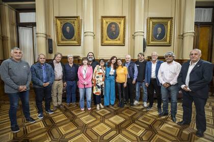 Cristina Kirchner, en el centro, rodeada por Mario Manrique, Sergio Palazzo, Héctor Amichetti, Abel Furlán, Soledad Alonso, Roberto Baradel, Sonia Alesso, Vanesa Siley, Hugo Yasky, Daniel Catalano, Omar Plaini, Walter Correa y Edgardo Llano