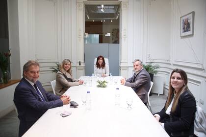 Cristina Kirchner se reunió con los senadores santafesinos Marcelo Lewandowski, María de los Ángeles Sacnun, Roberto Mirabella y Magui Mastaler.