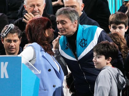 Cristina Kirchner se saluda con Máximo Kirchner en el acto del 25 de mayo