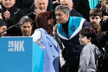 Cristina Kirchner se saluda con Máximo Kirchner en el acto del 25 de mayo