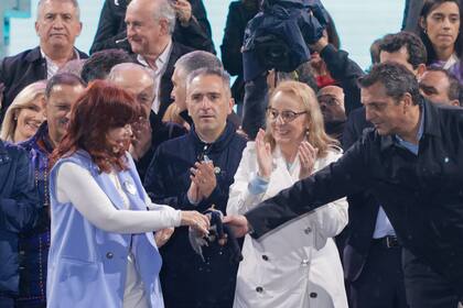 Cristina Kirchner se saluda con Sergio Massa