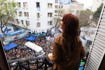 Cristina Kirchner una de las tantas veces que salió a saludar a la militancia desde su balcón