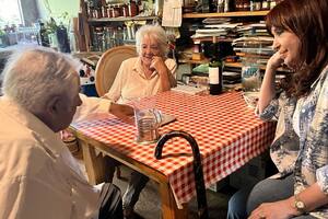 Cristina Kirchner visitó a "Pepe" Mujica y Lucía Topolansky en su casa de Uruguay