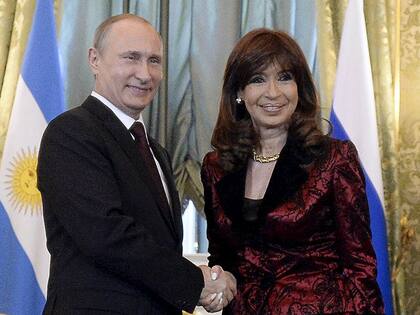 El expresidenta Cristina Kirchner junto al líder del Kremlin, Vladimir Putin