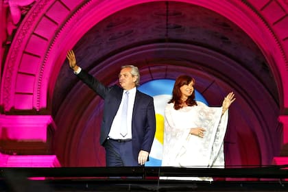 Alberto Fernández y Cristina Kirchner en el escenario de la Plaza de Mayo
