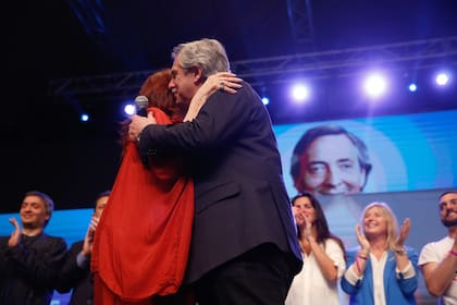 Cristina Kirchner y Alberto Fernández se abrazan en el escenario