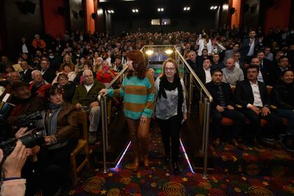 Cristina Kirchner y Alicia Kirchner ingresan a la sala de cine que se inauguró hoy en El Calafate.